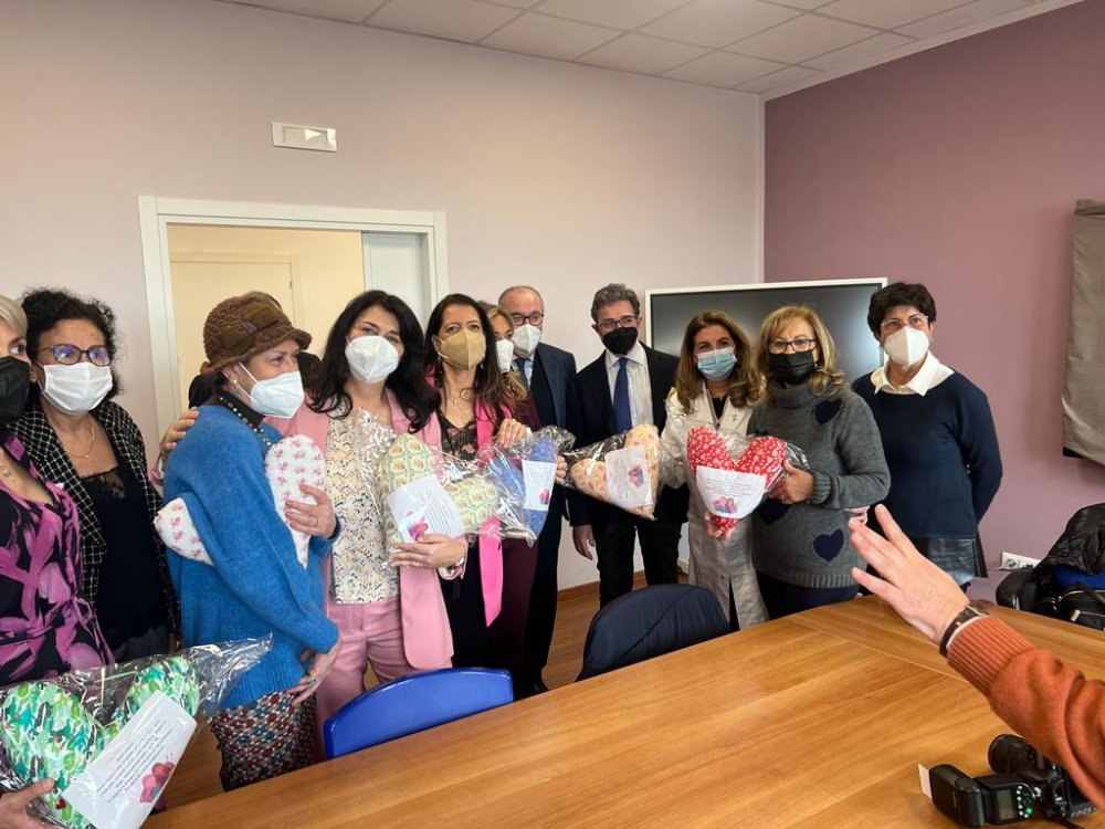DALLA NATO CUSCINI SENOLOGICI A FORMA DI CUORE PER LA LILT NAPOLI, LA CONSEGNA NEL REPARTO DI SENOLOGIA DELL'ISTITUTO PASCALE